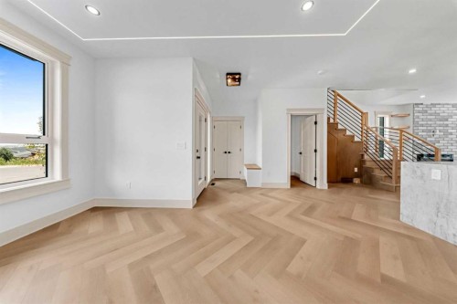 121 42 Avenue Ne, Calgary, AB - Indoor Photo Showing Other Room
