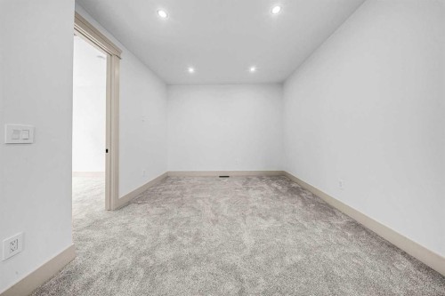121 42 Avenue Ne, Calgary, AB - Indoor Photo Showing Other Room