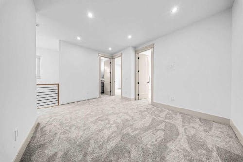 121 42 Avenue Ne, Calgary, AB - Indoor Photo Showing Other Room
