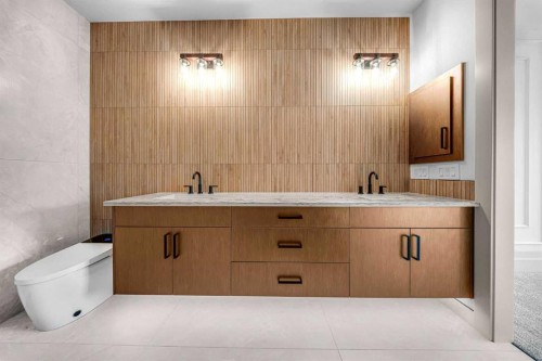 121 42 Avenue Ne, Calgary, AB - Indoor Photo Showing Bathroom