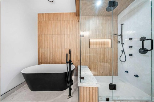 121 42 Avenue Ne, Calgary, AB - Indoor Photo Showing Bathroom