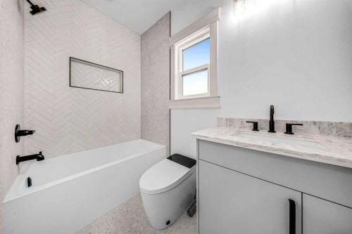 121 42 Avenue Ne, Calgary, AB - Indoor Photo Showing Bathroom