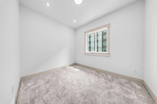 121 42 Avenue Ne, Calgary, AB - Indoor Photo Showing Other Room