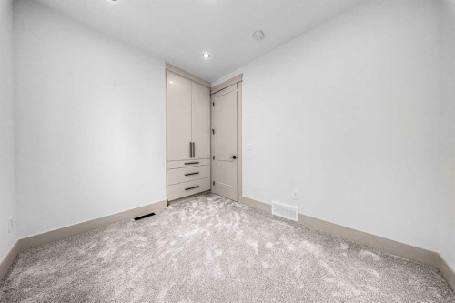 121 42 Avenue Ne, Calgary, AB - Indoor Photo Showing Other Room