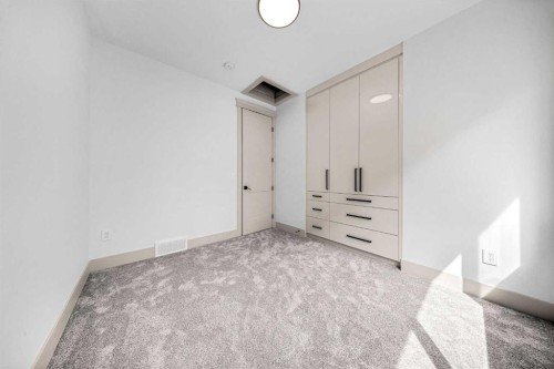 121 42 Avenue Ne, Calgary, AB - Indoor Photo Showing Other Room