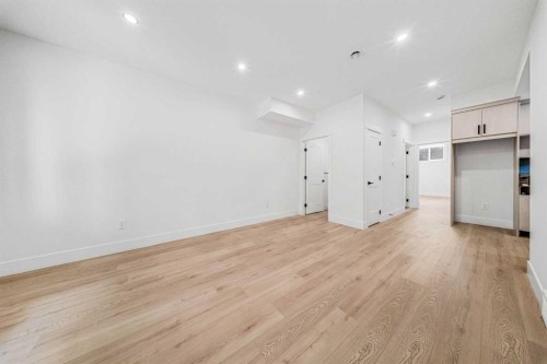 121 42 Avenue Ne, Calgary, AB - Indoor Photo Showing Other Room