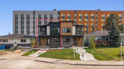 121 42 Avenue Ne, Calgary, AB - Outdoor With Balcony With Facade
