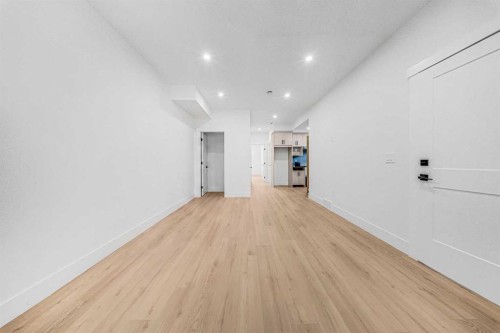 121 42 Avenue Ne, Calgary, AB - Indoor Photo Showing Other Room