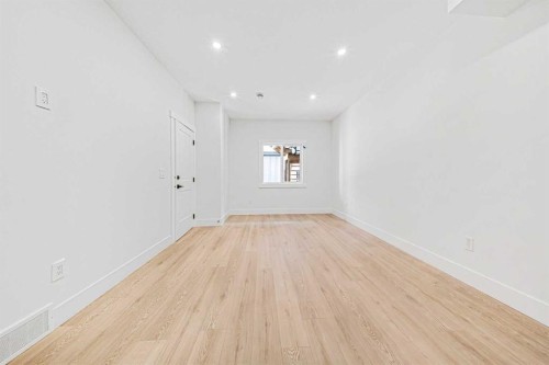 121 42 Avenue Ne, Calgary, AB - Indoor Photo Showing Other Room
