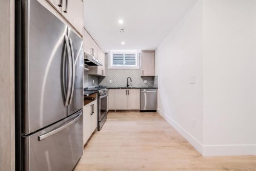 121 42 Avenue Ne, Calgary, AB - Indoor Photo Showing Kitchen