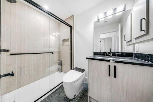 121 42 Avenue Ne, Calgary, AB - Indoor Photo Showing Bathroom