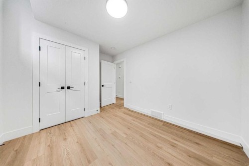 121 42 Avenue Ne, Calgary, AB - Indoor Photo Showing Other Room