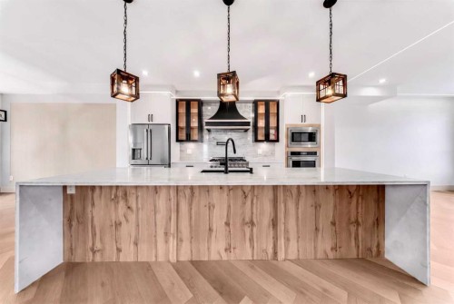121 42 Avenue Ne, Calgary, AB - Indoor Photo Showing Kitchen