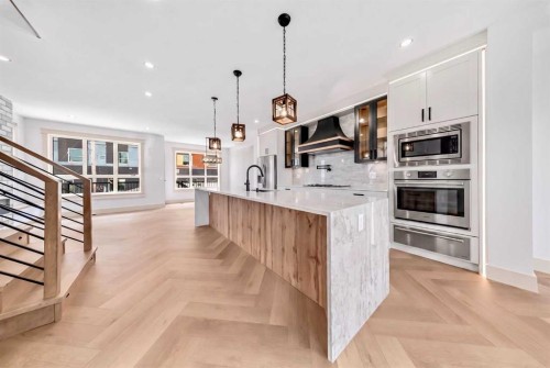 121 42 Avenue Ne, Calgary, AB - Indoor Photo Showing Kitchen