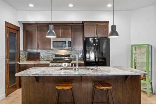1-4711 17 Avenue Nw, Calgary, AB - Indoor Photo Showing Kitchen With Upgraded Kitchen
