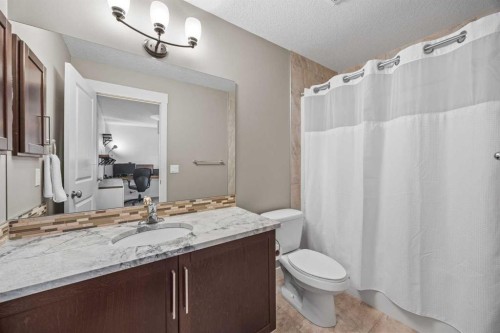 1-4711 17 Avenue Nw, Calgary, AB - Indoor Photo Showing Bathroom