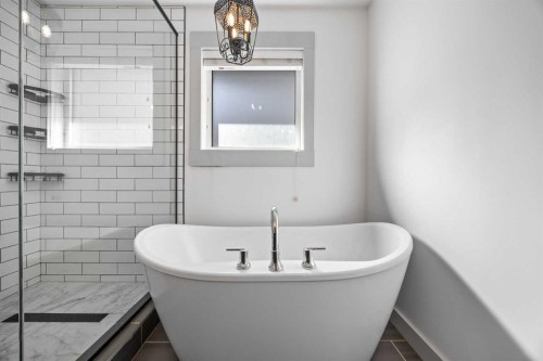 1-4711 17 Avenue Nw, Calgary, AB - Indoor Photo Showing Bathroom