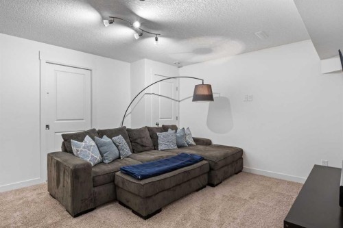 1-4711 17 Avenue Nw, Calgary, AB - Indoor