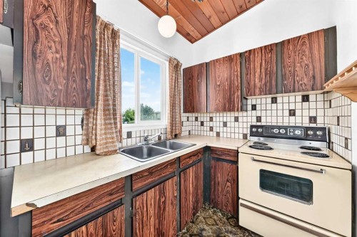 2652 Oakmoor Drive Sw, Calgary, AB - Indoor Photo Showing Kitchen With Double Sink