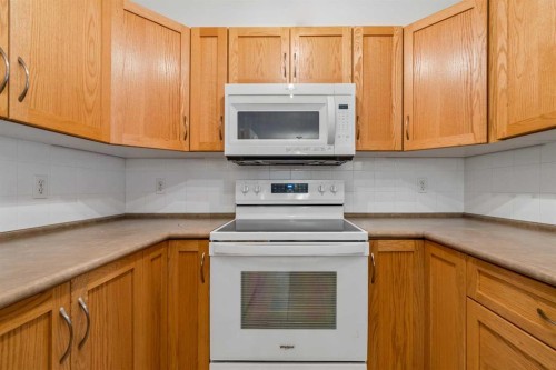 7207-304 Mackenzie Way Sw, Airdrie, AB - Indoor Photo Showing Kitchen