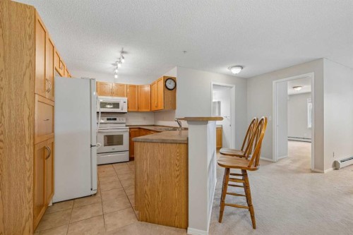 7207-304 Mackenzie Way Sw, Airdrie, AB - Indoor Photo Showing Kitchen