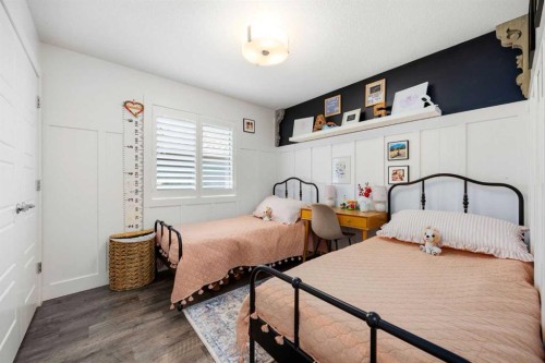 238 Mountainview Drive, Okotoks, AB - Indoor Photo Showing Bedroom