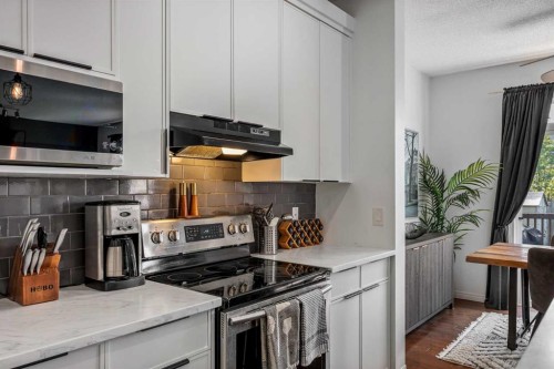 5 Copperpond Link Se, Calgary, AB - Indoor Photo Showing Kitchen