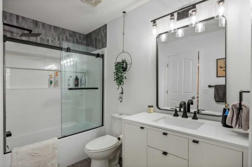 5 Copperpond Link Se, Calgary, AB - Indoor Photo Showing Bathroom