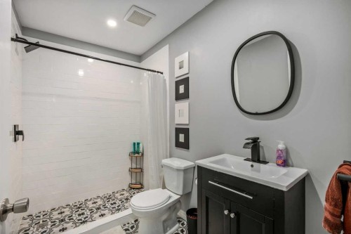 5 Copperpond Link Se, Calgary, AB - Indoor Photo Showing Bathroom