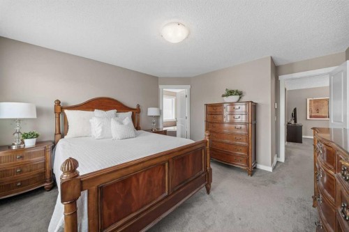 4728 Elgin Avenue Se, Calgary, AB - Indoor Photo Showing Bedroom