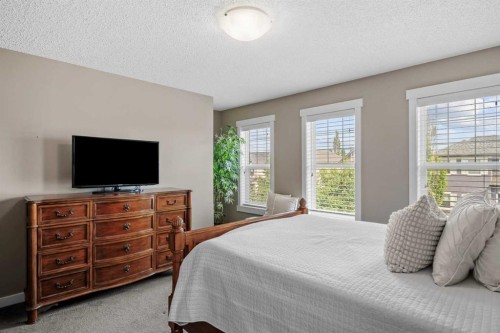 4728 Elgin Avenue Se, Calgary, AB - Indoor Photo Showing Bedroom