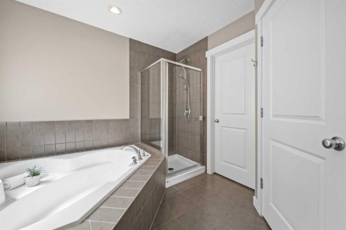 4728 Elgin Avenue Se, Calgary, AB - Indoor Photo Showing Bathroom