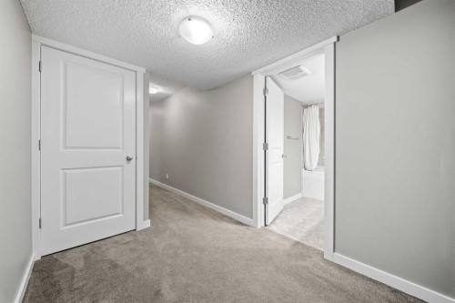 4728 Elgin Avenue Se, Calgary, AB - Indoor Photo Showing Other Room