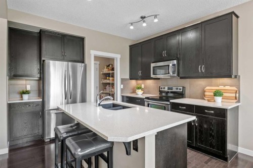 4728 Elgin Avenue Se, Calgary, AB - Indoor Photo Showing Kitchen With Stainless Steel Kitchen With Double Sink With Upgraded Kitchen