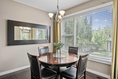 4728 Elgin Avenue Se, Calgary, AB - Indoor Photo Showing Dining Room