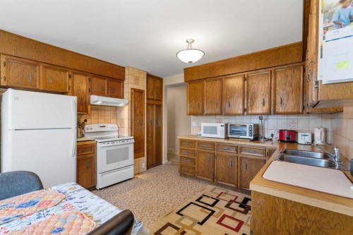 2140 Halifax Crescent Nw, Calgary, AB - Indoor Photo Showing Kitchen With Double Sink