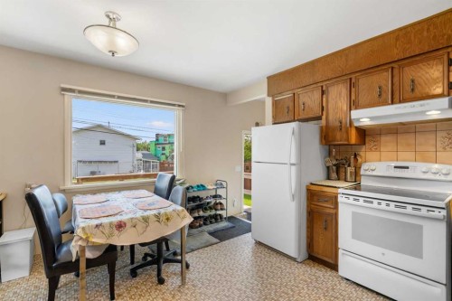2140 Halifax Crescent Nw, Calgary, AB - Indoor Photo Showing Kitchen