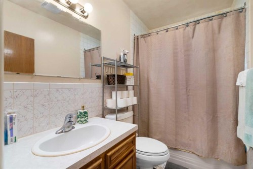 2140 Halifax Crescent Nw, Calgary, AB - Indoor Photo Showing Bathroom