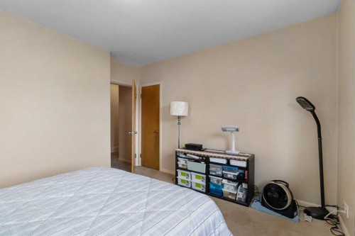 2140 Halifax Crescent Nw, Calgary, AB - Indoor Photo Showing Bedroom