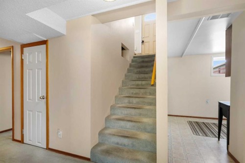 2140 Halifax Crescent Nw, Calgary, AB - Indoor Photo Showing Other Room