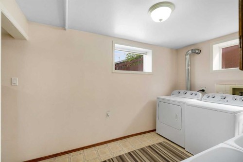 2140 Halifax Crescent Nw, Calgary, AB - Indoor Photo Showing Laundry Room