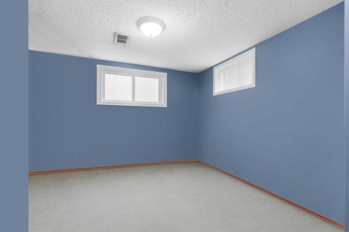 2140 Halifax Crescent Nw, Calgary, AB - Indoor Photo Showing Other Room