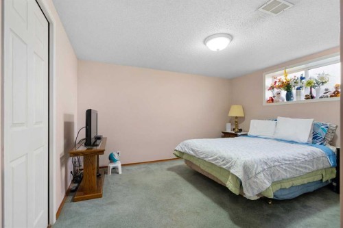 2140 Halifax Crescent Nw, Calgary, AB - Indoor Photo Showing Bedroom