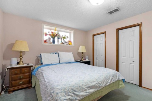 2140 Halifax Crescent Nw, Calgary, AB - Indoor Photo Showing Bedroom