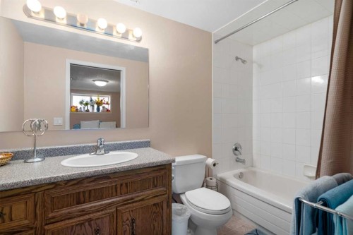 2140 Halifax Crescent Nw, Calgary, AB - Indoor Photo Showing Bathroom
