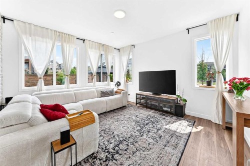 142 Lucas Terrace Nw, Calgary, AB - Indoor Photo Showing Living Room