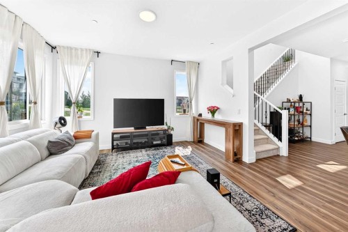 142 Lucas Terrace Nw, Calgary, AB - Indoor Photo Showing Living Room