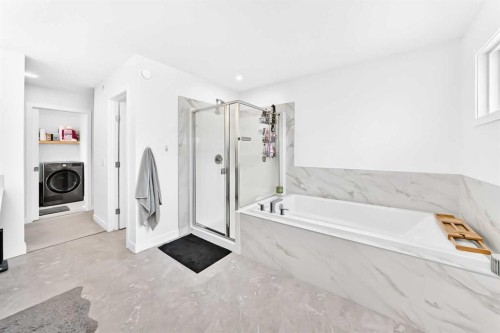 142 Lucas Terrace Nw, Calgary, AB - Indoor Photo Showing Bathroom