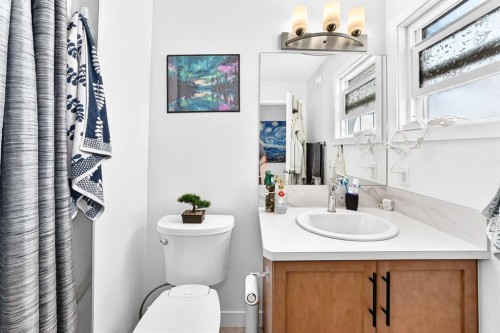 142 Lucas Terrace Nw, Calgary, AB - Indoor Photo Showing Bathroom