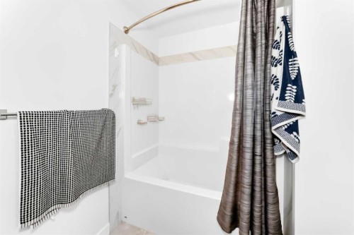 142 Lucas Terrace Nw, Calgary, AB - Indoor Photo Showing Bathroom